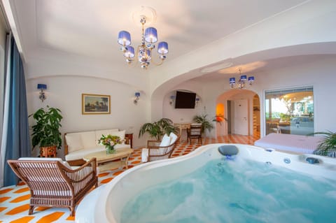 Bed, Hot Tub, Living room, Photo of the whole room, Seating area, Bedroom