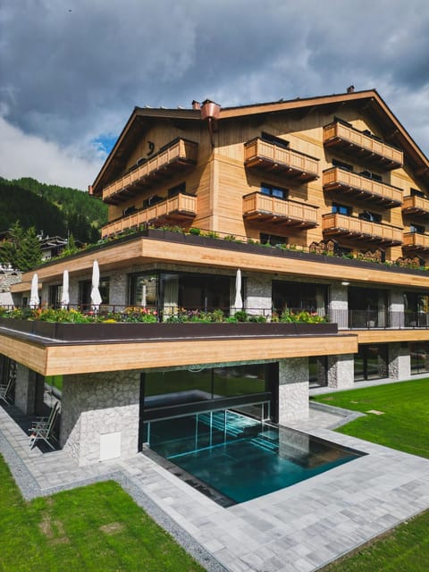 Property building, Day, Pool view, Swimming pool