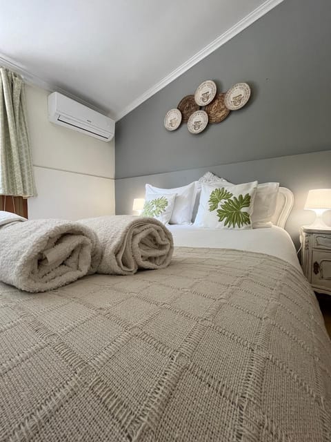 Bedroom, air conditioner