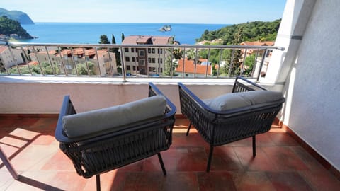 Day, Natural landscape, View (from property/room), Balcony/Terrace, Living room, Seating area, Dining area, Mountain view, Sea view