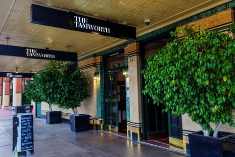 Facade/entrance