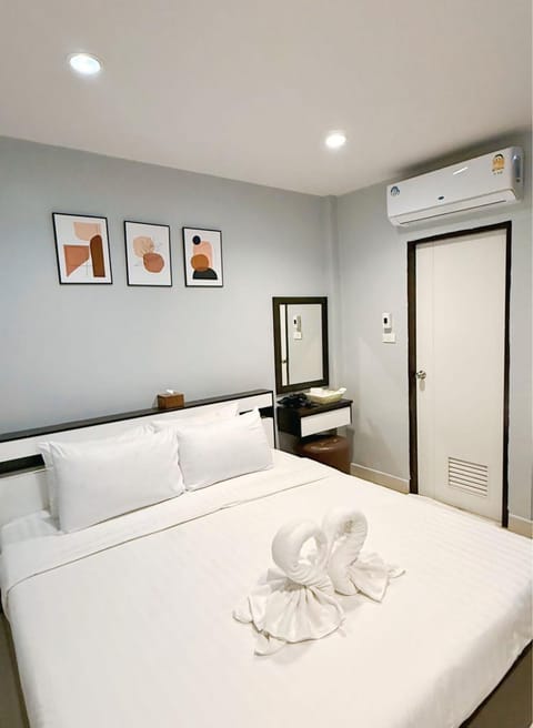 Bed, Photo of the whole room, Bedroom, towels, air conditioner