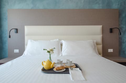 Bed, Bathroom, TV and multimedia, Photo of the whole room, Bedroom, minibar, safe