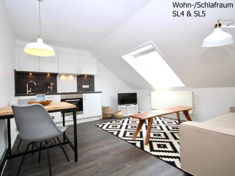 Coffee/tea facilities, Kitchen or kitchenette, Living room, Seating area, Dining area