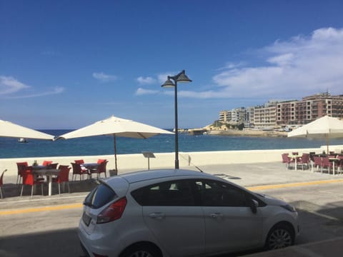 Facade/entrance, Balcony/Terrace, Beach