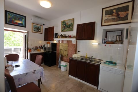 Summer, Dining area