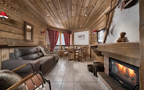 TV and multimedia, Living room, Photo of the whole room, Decorative detail, Dining area