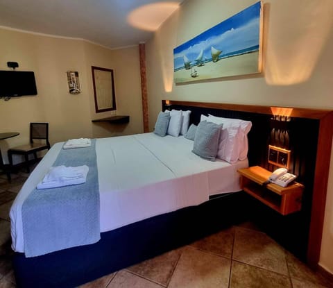 Bed, TV and multimedia, Bedroom, towels