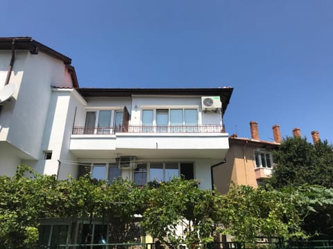 Property building, Facade/entrance, Balcony/Terrace, Garden view, Street view, Street view