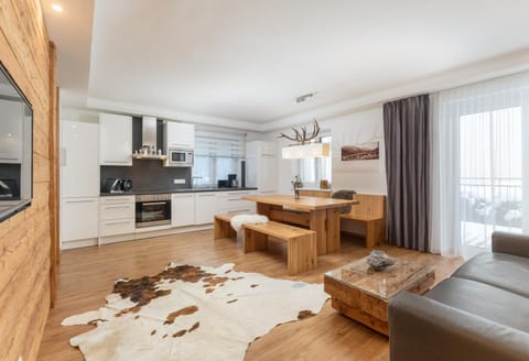 TV and multimedia, Kitchen or kitchenette, Living room, Seating area, Dining area