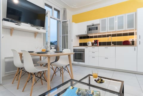 TV and multimedia, Coffee/tea facilities, Kitchen or kitchenette, Living room, Decorative detail, Dining area
