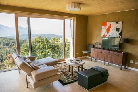TV and multimedia, Living room, Photo of the whole room, Seating area, Mountain view, Mountain view
