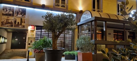 Property building, Restaurant/places to eat