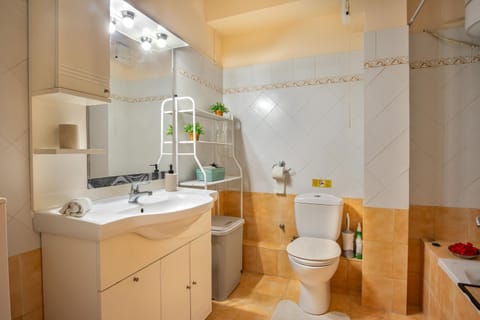 Toilet, Bathroom, Bathroom, Bath, Internal: Not applicable to any particular room