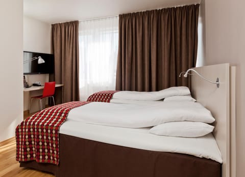 Bed, TV and multimedia, Photo of the whole room