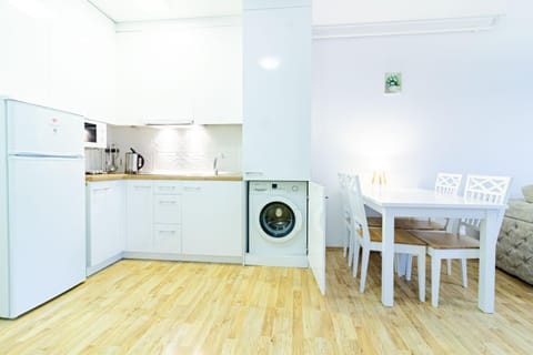 Kitchen or kitchenette, Dining area