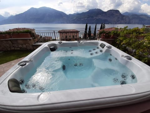 BMP APARTMENT DELUXE 2 JACUZZI RISCALDATA PRIVATA vista Lago di Garda House in Brenzone sul Garda
