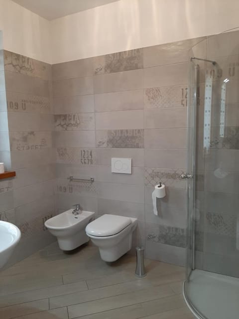 BMP APARTMENT DELUXE 2 JACUZZI RISCALDATA PRIVATA vista Lago di Garda House in Brenzone sul Garda