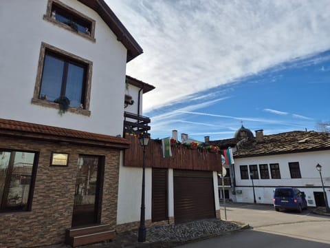 Property building, Day, Neighbourhood, Street view