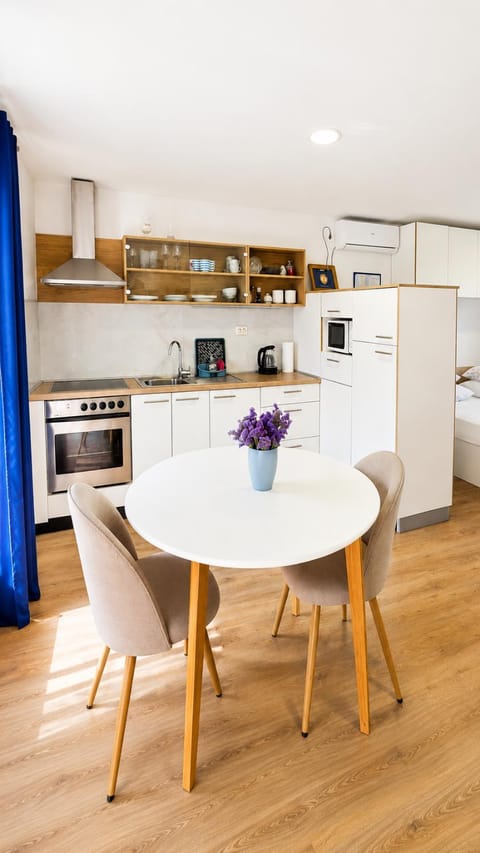 Coffee/tea facilities, stove, kitchen, kitchen