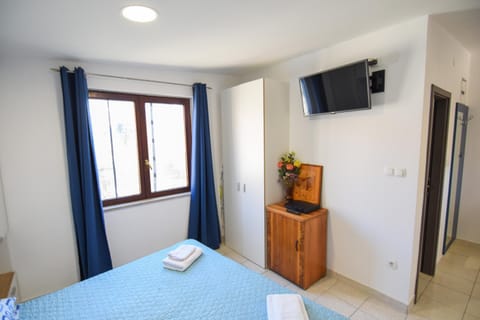 Bed, TV and multimedia, Bedroom