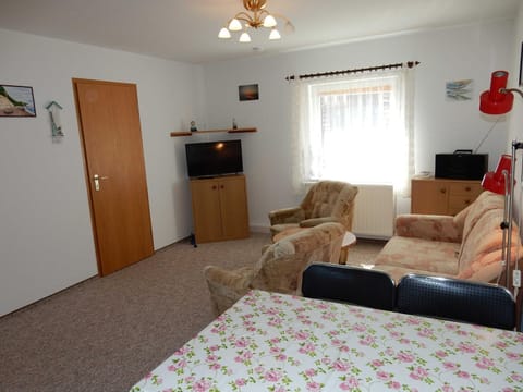 TV and multimedia, Photo of the whole room, Seating area