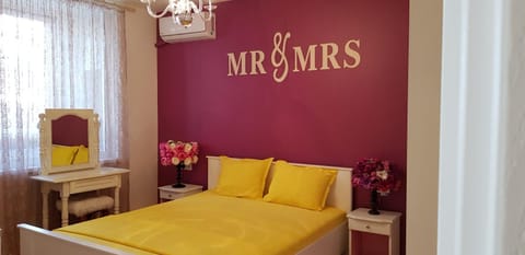 Bedroom, Street view