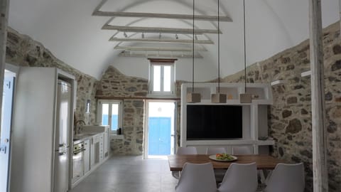 TV and multimedia, Living room, Seating area, Dining area