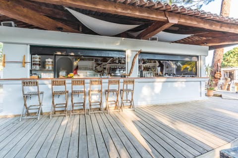 Restaurant/places to eat, Lounge or bar