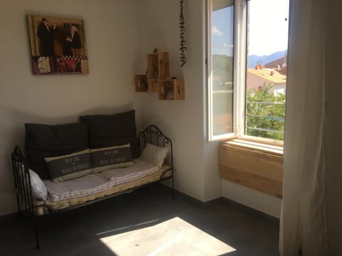 Living room, Seating area, Sunrise