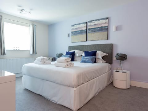 Jibe Ho - Beautiful Spacious Apartment with Harbour Views Apartment in Poole