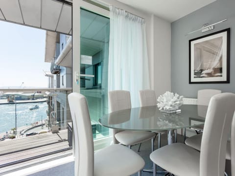 Jibe Ho - Beautiful Spacious Apartment with Harbour Views Apartment in Poole