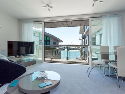Jibe Ho - Beautiful Spacious Apartment with Harbour Views Apartment in Poole