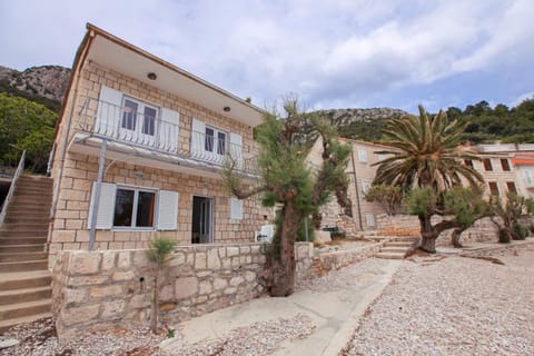 Property building, Facade/entrance, Balcony/Terrace, Beach