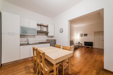 Coffee/tea facilities, Kitchen or kitchenette, Seating area, Dining area