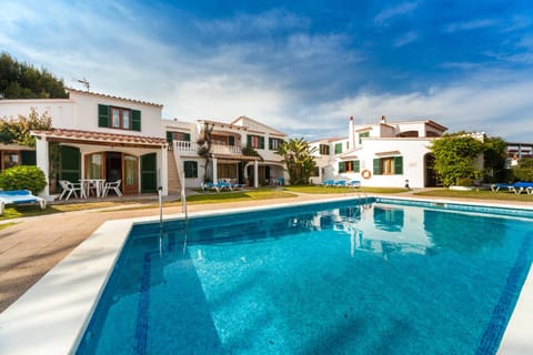 Property building, Day, Swimming pool