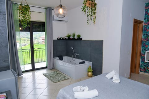 Bed, Hot Tub, Bathroom, Photo of the whole room, Bedroom, towels, air conditioner