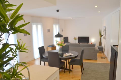 Coffee/tea facilities, Kitchen or kitchenette, Living room, Dining area
