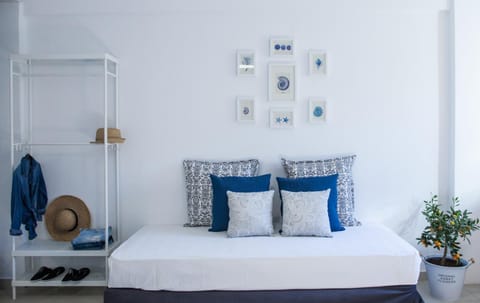 Photo of the whole room, Decorative detail, Seating area