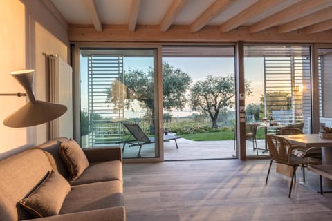 BBQ facilities, Garden, Coffee/tea facilities, Balcony/Terrace, Kitchen or kitchenette, Living room, Seating area, Dining area, Garden view, Lake view, Landmark view