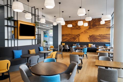 Restaurant/places to eat, Seating area, Breakfast