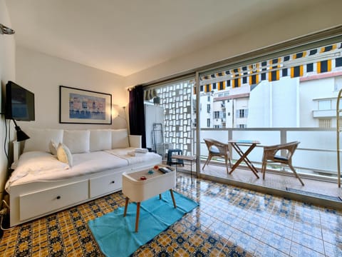 Bed, Living room