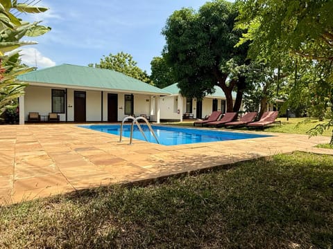 Property building, Garden, Garden, Garden view, Swimming pool