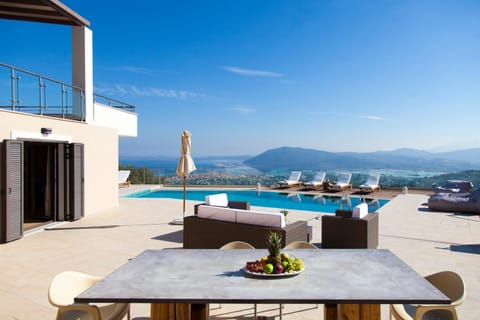 View (from property/room), Dining area, City view, Mountain view, Sea view, Swimming pool