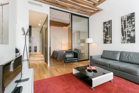 Bed, TV and multimedia, Living room, Seating area, Bedroom