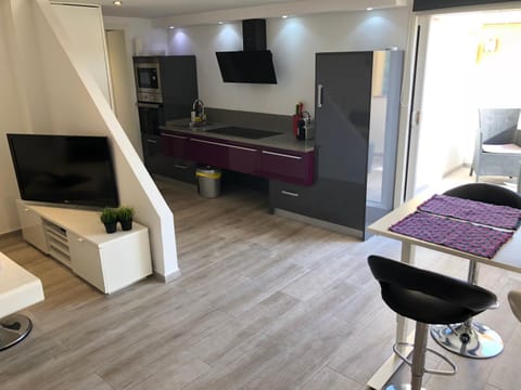 Kitchen or kitchenette, Seating area, Dining area