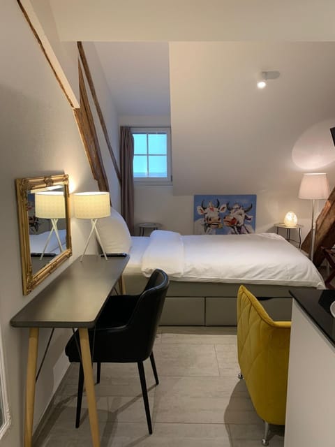 Bed, Living room, Photo of the whole room, Seating area, Dining area, Bedroom