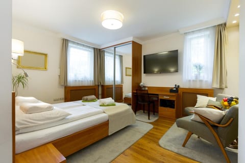 TV and multimedia, Living room, Seating area, Bedroom, On site, Garden view