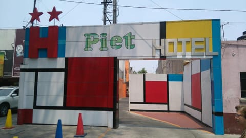 Facade/entrance