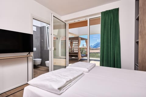 Bathroom, TV and multimedia, Photo of the whole room, Bedroom